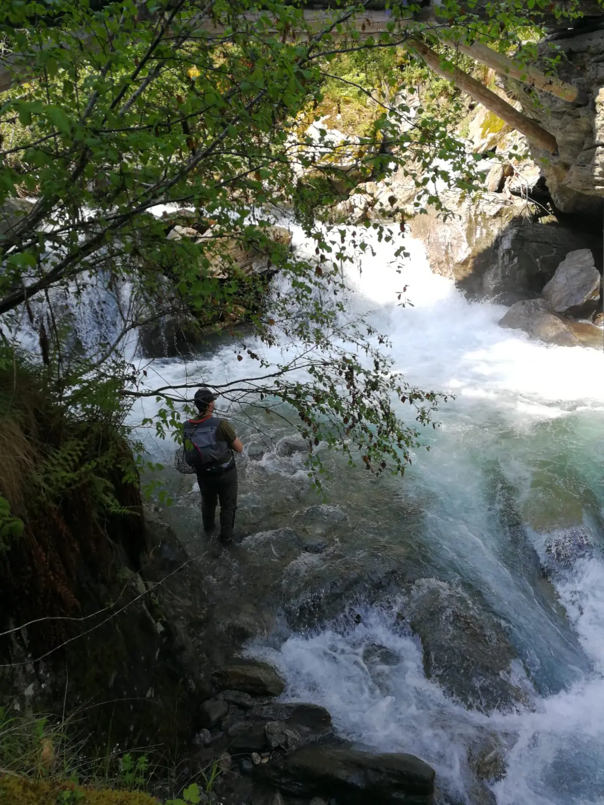 Pescatore in una forra stretta di un torrente della Valle Camonica